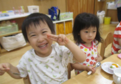 すいか割りと７月生まれのお友達の誕生会の様子