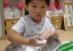 2歳児ぱんだ組　「感触遊び ～片栗粉粘土～」