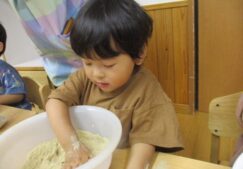 「米ぬか」の感触遊び　～1歳児クラス
