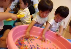お水ではないけれど…　★感触あそび★