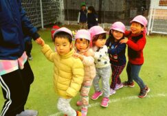 2歳児　凧あげ