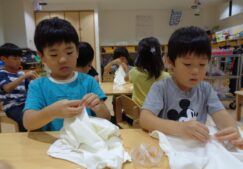 ５歳児くじら組『食育：野菜染め』