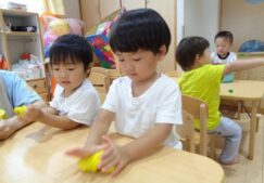 ２歳児ぱんだ組『小麦粉粘土』