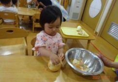 りす組☆食育・玉ねぎの皮をむく☆