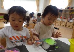 2歳児ぱんだ組『万国旗製作』