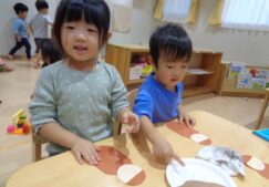 ２歳児ぱんだ組『みのむし製作』