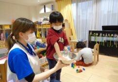 5歳児くじら組『片栗粉を使った実験』