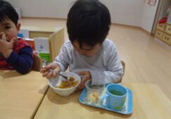 ２歳児ぱんだ組『パフェ作り』