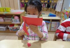 ５歳児くじら組　『かわいいイチゴができたよ』