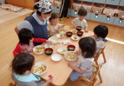 １歳児クラスの給食風景