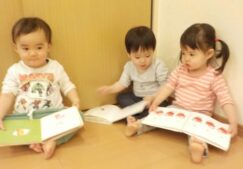 1月　いちご組　絵本大好き