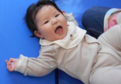 0歳児　運動遊び