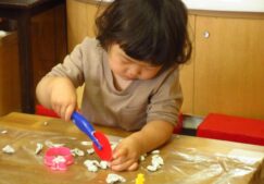 2歳児　粘土遊び