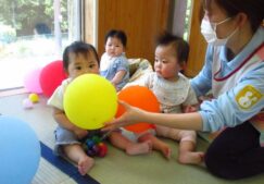 0歳児　風船遊び