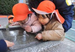 氷をみつけたよ　１歳児クラス