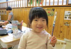 ２歳クラスのART～「黒い紙にジェッソで描く絵本」