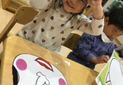 ３歳児うさぎ組『正月会と正月遊び』