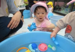 お水に触ってみたよ～にじ組～