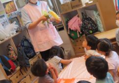 3-5歳児　とうもろこしの皮むき