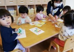 １歳児　＊リトミック・シール貼り＊