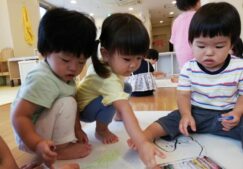 １歳児　＊室内遊び　お絵描き＊