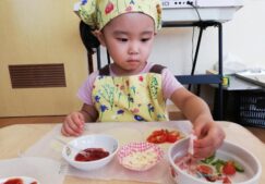 ２歳児　＊食育　ピザ作り＊