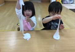 2歳児クラス(感触遊び～スライム～)