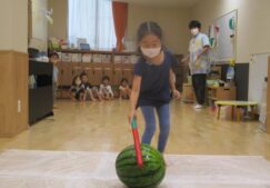 ７月２６日　きりん組　すいか割り