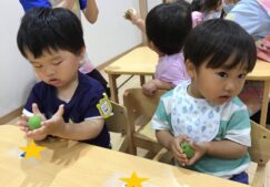 1歳児りす組（ひよこ、すずめ合同）『食育「梅ジュース作り」』