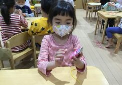 ４歳児きりん組『卒園式のブローチ作り』
