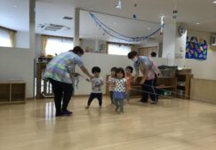 １歳児りす組（すずめ、ひよこ合同）『夏祭りの練習！』
