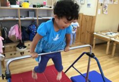 ４歳児 ★鉄棒～前回りにチャレンジ～★
