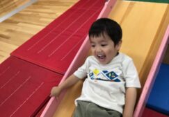2歳児　★お部屋で滑り台★