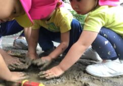 2歳児　★どろんこ遊び★
