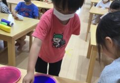 4歳児きりん組　製作「染め紙」