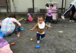 １歳児りす組　「５丁目広場」