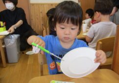 ART 初めてのハサミ　～２歳児クラス