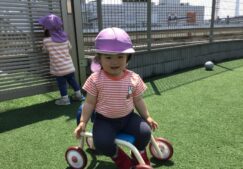 1歳児りす組　「いざ屋上へ！」
