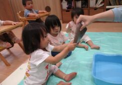 ひよこ組　「こんにゃく」で感触遊び！
