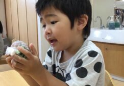 ３歳児うさぎ組　「食育～きゅうりの塩もみ～」