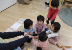 うんとこしょどっこいしょ（０歳児クラスから）
