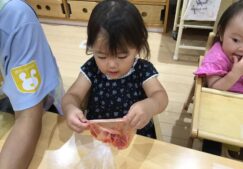 1歳児りす組　「食育　トマトつぶし」