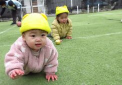 0歳児　園庭遊び