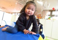 0歳児　マット遊び