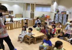1歳児りす組『お魚解体ショー』