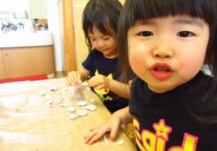 2歳児　粘土遊び