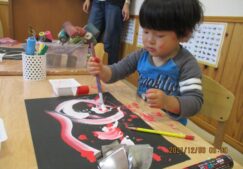 1歳クラスのａｒｔ～「ジェッソと黒い紙」