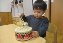 楽器に触れて～1歳児クラス
