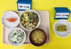 給食室　「こまつなケーキ」