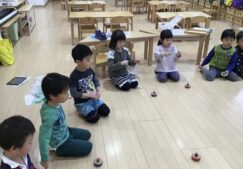 4歳児きりん組　『こま回し練習』